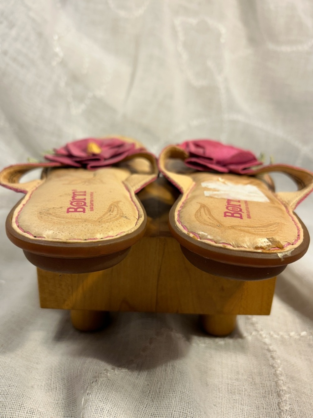 Born leather almost NEW flip flops with flower - Picture 6 of 9